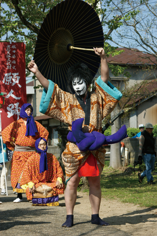 八郎潟町〉願人踊 ▷エネルギッシュな踊りを繰り広げる | webあきたタウン情報