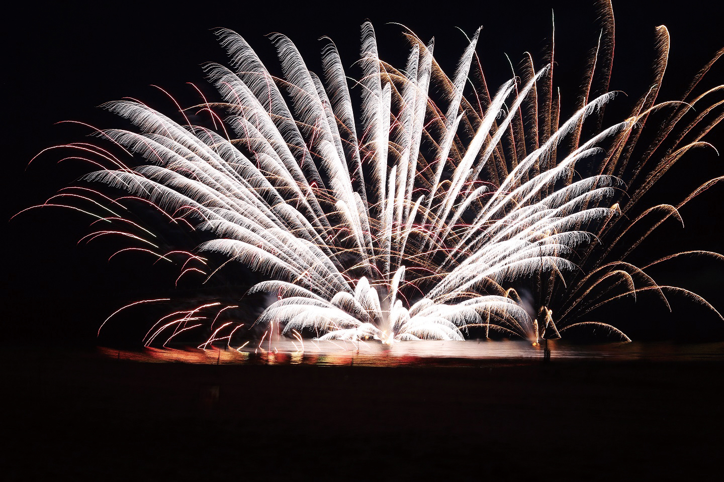 第71回 にかほ市花火大会 新時代への音と光のメッセージ 県内有数の花火大会を目指し内容を一新 ６部構成の華麗な 花火ショー を展開する Webあきたタウン情報
