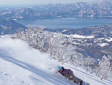 〈仙北市〉たざわ湖スキー場▷田沢湖を眺めながら滑走できる