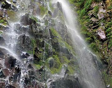 〈大仙市〉夏知らずの滝▷清涼感を感じてリフレッシュしよう