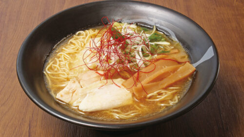 麺屋 恋恋 れんれん▷コクが溢れる金色の鶏白湯スープ