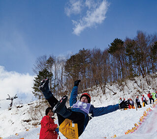 【中止】〈藤里町〉第8回 ケツジョリ世界選手権 参加受付開始1/7〜▷雪山の滑り合いバトルに参戦を！