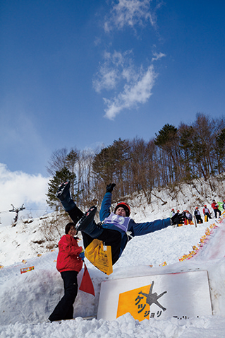 〈藤里町〉第8回 ケツジョリ世界選手権 参加受付開始1/7〜▷雪山の滑り合いバトルに参戦を！ 