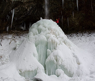 〈藤里町〉銚子の滝▷凍てつく冬の寒さが生む氷瀑は必見