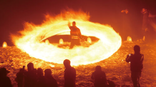 〈仙北市〉角館火振りかまくら▷雪の中で踊る迫力満点の火の輪に息を呑む