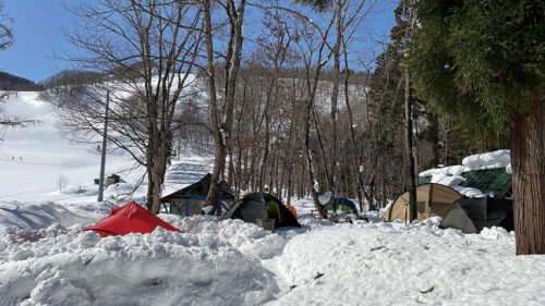 〈湯沢市〉とことん山キャンプ場▷一面雪に覆われたフィールドで楽しむ冬キャンプ
