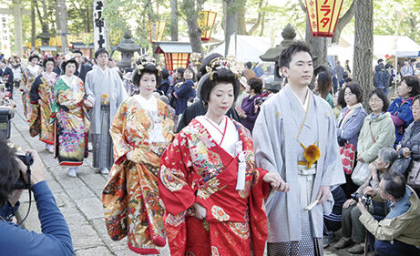 〈能代市〉能代鎮守日吉神社 中の申祭宵祭 嫁見まつり▷美しい花嫁衣装で見物客を魅了する