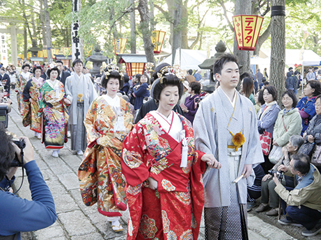 〈能代市〉能代鎮守日吉神社 中の申祭宵祭 嫁見まつり▷美しい花嫁衣装で見物客を魅了する 
