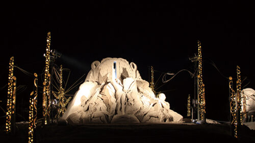 〈三種町〉サンドクラフト2022inみたね▷砂像のライトアップと花火の共演