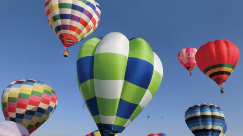 〈横手市〉2023秋田スカイフェスタ▷色とりどりの熱気球が大空を舞うGWの恒例イベント