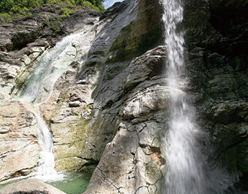 〈湯沢市〉川原毛大湯滝▷滝つぼが天然の露天風呂に！