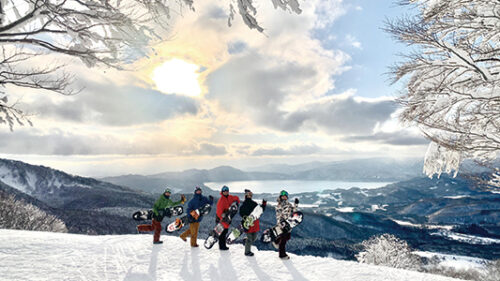 〈仙北市〉たざわ湖スキー場▷田沢湖を眼下に滑走する爽快感