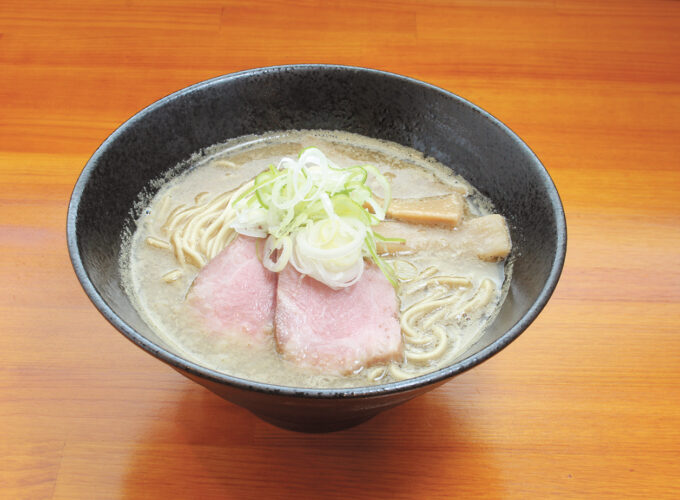 ラーメン 三刀流 さんとうりゅう▷煮干しファン必食のクセになる一杯