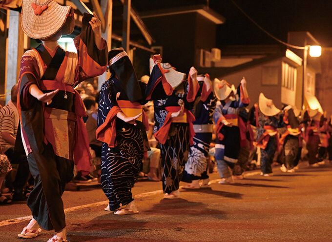 西馬音内盆踊り▷先祖の霊を慰め、豊年万作を願う舞