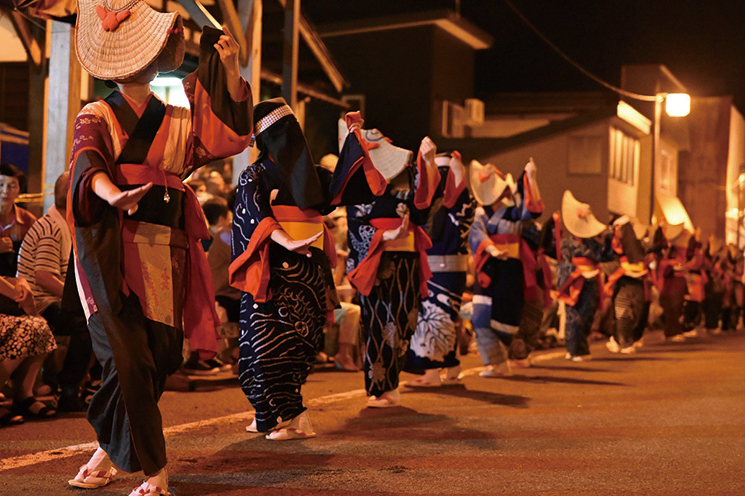 西馬音内盆踊り▷先祖の霊を慰め、豊年万作を願う舞 | 日刊webあきたタウン情報