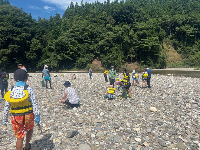 白神鉱物探し▷冷たい川の中を歩いて宝物を探そう！