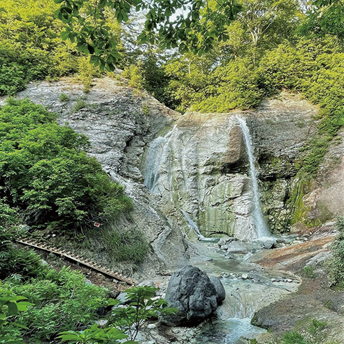 川原毛大湯滝▷ダイナミックに流れ落ちる天然温泉