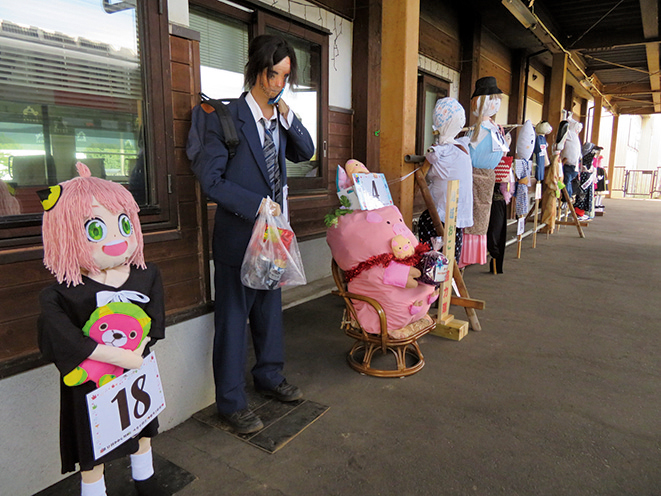 由利高原鉄道鳥海山ろく線「かかし列車」▷バラエティ豊かな“かかし”がお出迎え