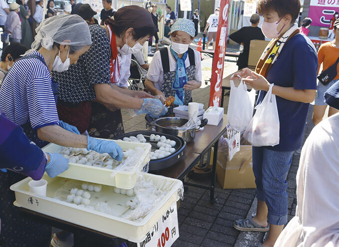 道の駅ことおかまつり▷生産者直売の屋台などがずらりと並ぶ