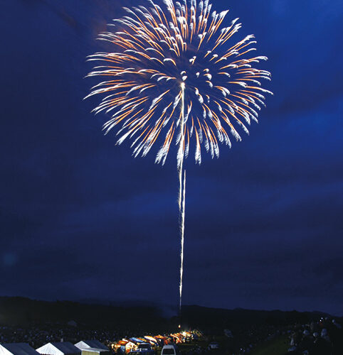 北秋田市米代川花火大会▷3,000発の花火が秋の夜空を彩る！