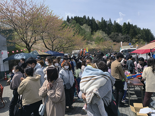 第10回わとわ市〜河辺クラフトマルシェ〜▷イベント目白押しの「わとわ市」は第10回目　県内菓子店のプリンセットを限定販売！