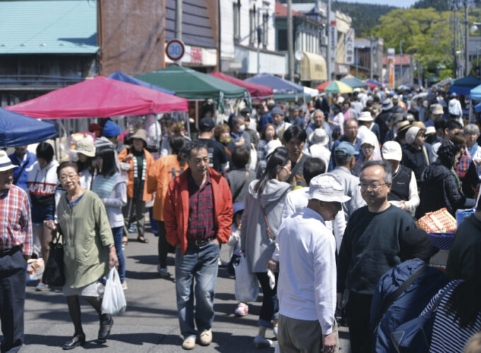 ごじょうめ朝市plus▷野菜・山菜にお菓子や雑貨もズラリ