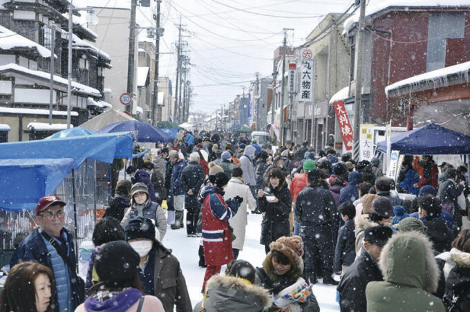 冬の朝市 あったか鍋まつり▷種類豊富な鍋料理の食べ比べを満喫