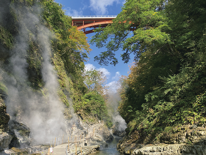 小安峡大噴湯▷迫力満点！　地球の息吹を感じよう