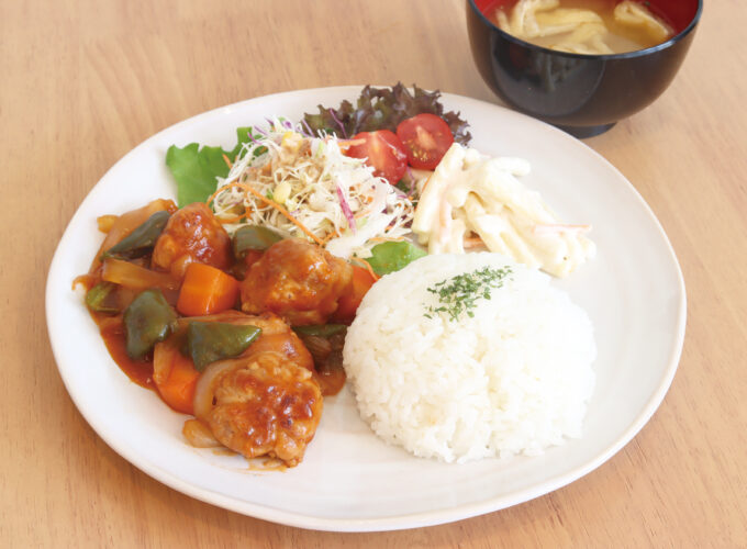 カフェ・ま〜ぶる▷日替わりランチを落ち着いた空間で