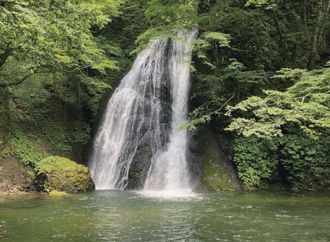 峨瓏の滝▷マイナスイオンたっぷりの癒やしの滝