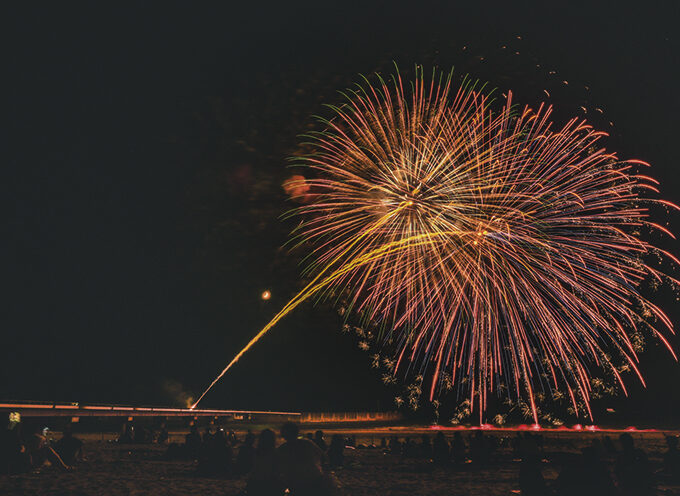 第39回日本海洋上花火大会▷夜空と海面に輝く迫力満点の洋上花火
