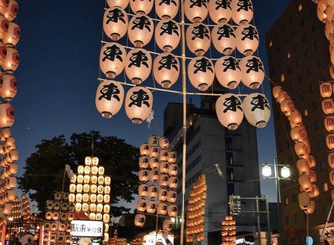 秋田竿燈まつり▷夜空に揺らめく黄金の稲穂 差し手の妙技に注目を