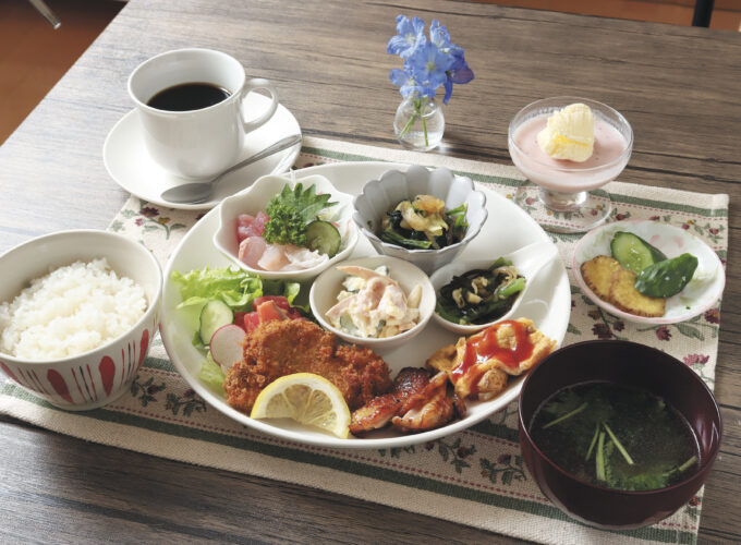 朝ごはんとランチのお店 J&B ジェイアンドビー▷朝6時から家庭的な定食が楽しめる