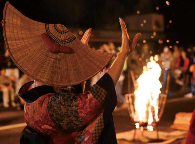 西馬音内盆踊り▷篝火を囲んで夢幻の世界に誘う盆踊り