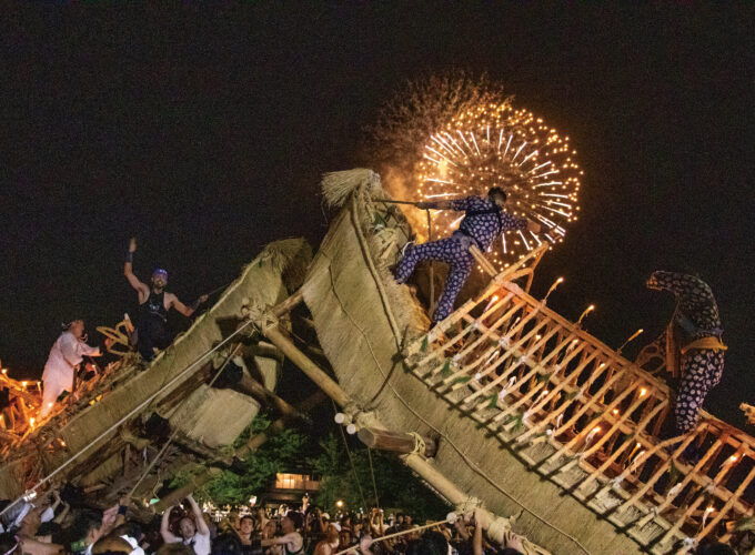横手の送り盆まつり▷花火がバックの舟ぶつけは迫力満点！