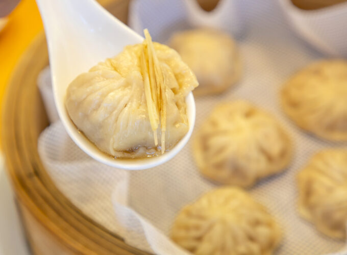 旅するように新しい“食”の魅力を発見！　あきたタウン情報9月号は「世界のグルメ」