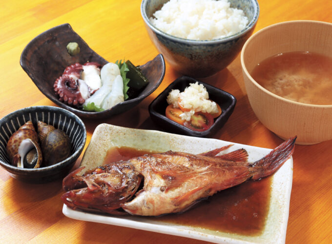 おさかな処 どうらく▷老舗鮮魚店の旬の魚介を昼夜愉しめる！ 海の見える食事処