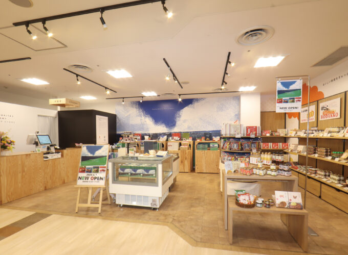 CADARUAKITA ＆ UMAMY FLAGSHIP STORE カダルアキタアンドウマミーフラッグシップストア▷夏イチゴを使った絶品スイーツがずらり
