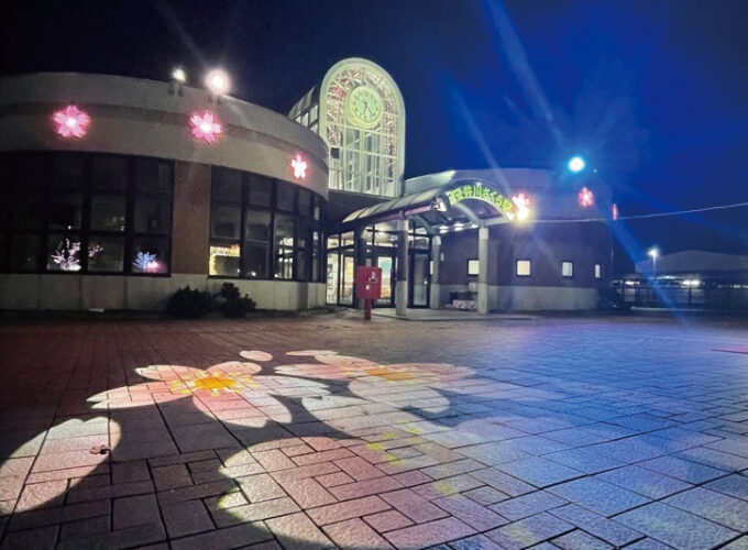 JR井川さくら駅イルミネーション▷桜モチーフの華やかな光が駅を彩る