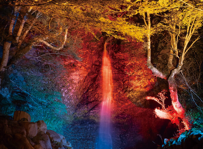 不動滝ライトアップ▷仙人修行の舞台が美しい光で神秘的に