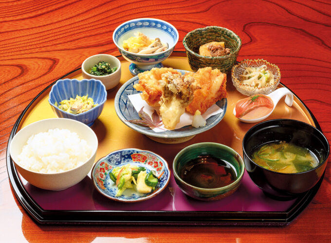 うさみ家▷老舗鮨店が営業を再開し、品数豊富な定食ランチを提供