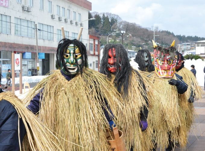 市職員によるナマハゲ行事▷JR男鹿駅周辺でナマハゲに会える