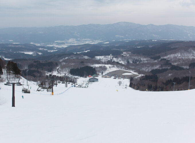 鳥海高原矢島スキー場▷上質なパウダースノーゲレンデを滑走！