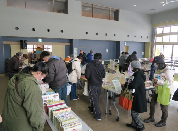 としょかんまつり with カフェどんぐり▷古本市とカフェとパネル展を楽しもう！