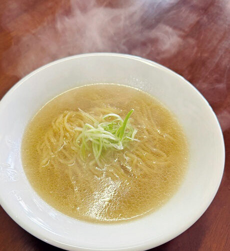鮎乃家 金の鮎出汁ラーメン▷黄金色に輝く上品な旨みの一杯