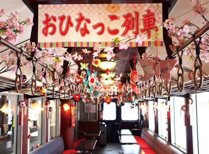 由利高原鉄道鳥海山ろく線「おひなっこ列車」▷華やかな列車で一足早い春を感じて