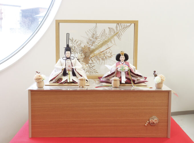 草園 秋田人形▷伝統技術とモダンの融合で人形を製作