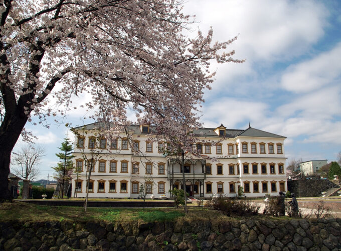 小坂鉱山事務所周辺の桜▷歴史ある洋館と桜が織り成す春の景色