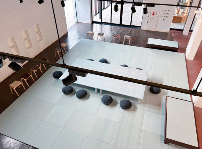 名水市場湧太郎「みずたまり」・コワーキングスペース▷水をイメージしたやさしい空間が広がる