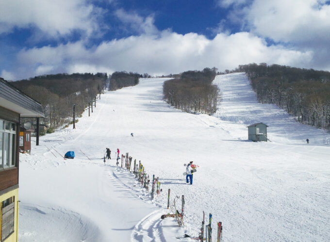 秋田八幡平スキー場▷5月まで滑れる雪山でスキーを楽しもう
